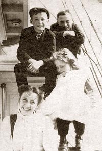 Young Buzbys Bessie, Bob, Elton and Marian in a nice vertical pose.